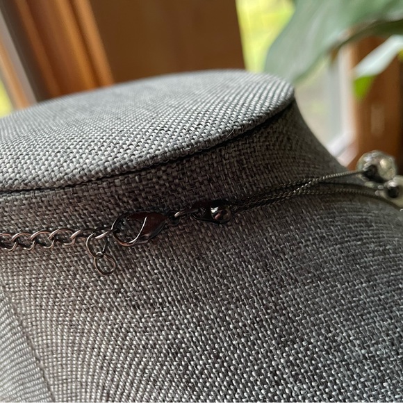 Pretty hand strung three string beaded necklace - Picture 4 of 9